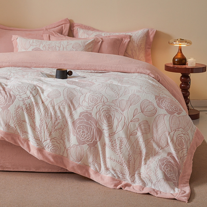 91家纺网 家纺一手货源 找家纺 全季家居 2024新款A类高克重5D立体浮雕宽边牛奶绒加厚保暖被套单件 蔷薇粉