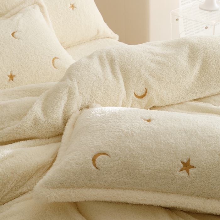 91家纺网 家纺一手货源 找家纺 金奇达家纺 2025秋冬保暖加厚绒类【泰迪绒小刺绣】四件套 星星米白