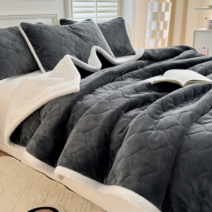 91家纺网 家纺一手货源 找家纺 简宜家居（朝初家纺） 2025新款牛奶绒夹棉三层加厚毯子 雅致深灰