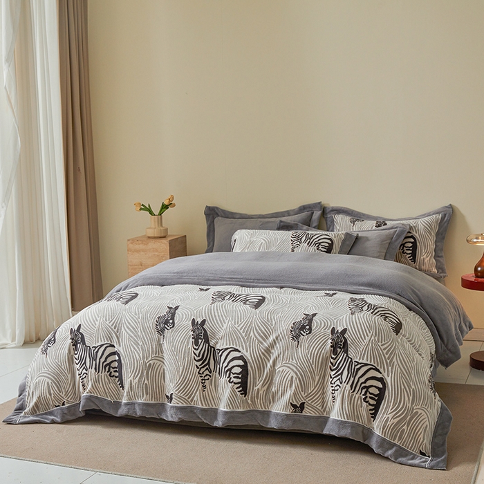 91家纺网 家纺一手货源 找家纺 全季家居 2024新款A类高克重5D立体浮雕宽边牛奶绒加厚保暖被套单件 斑马灰