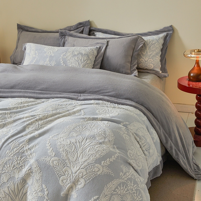 91家纺网 家纺一手货源 找家纺 全季家居 2024新款A类高克重5D立体浮雕宽边牛奶绒加厚保暖被套单件 芳草灰