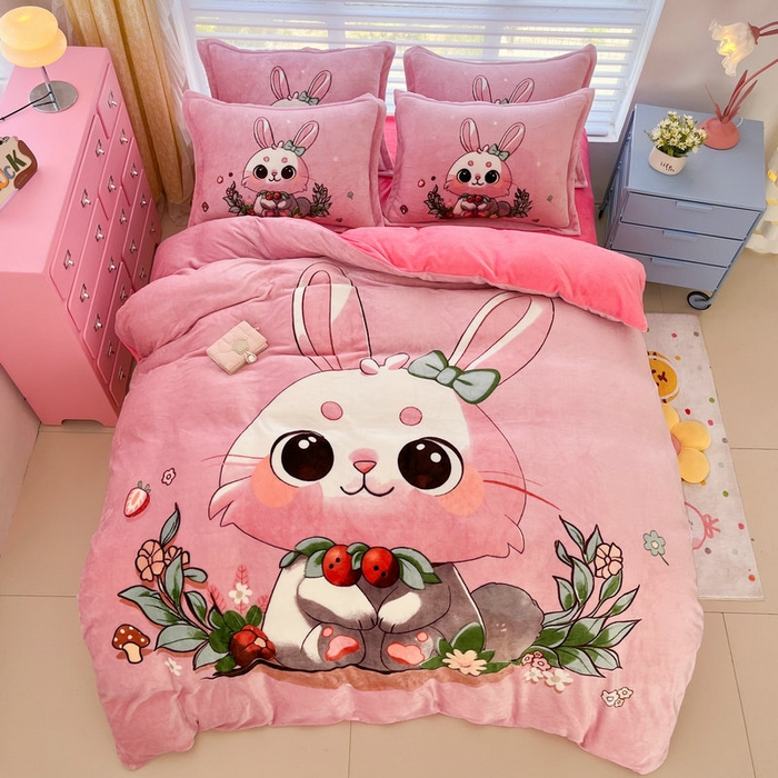 91家纺网 家纺一手货源 找家纺 宝薇 2024新款加厚牛奶绒大版卡通四件套 兔宝贝绒