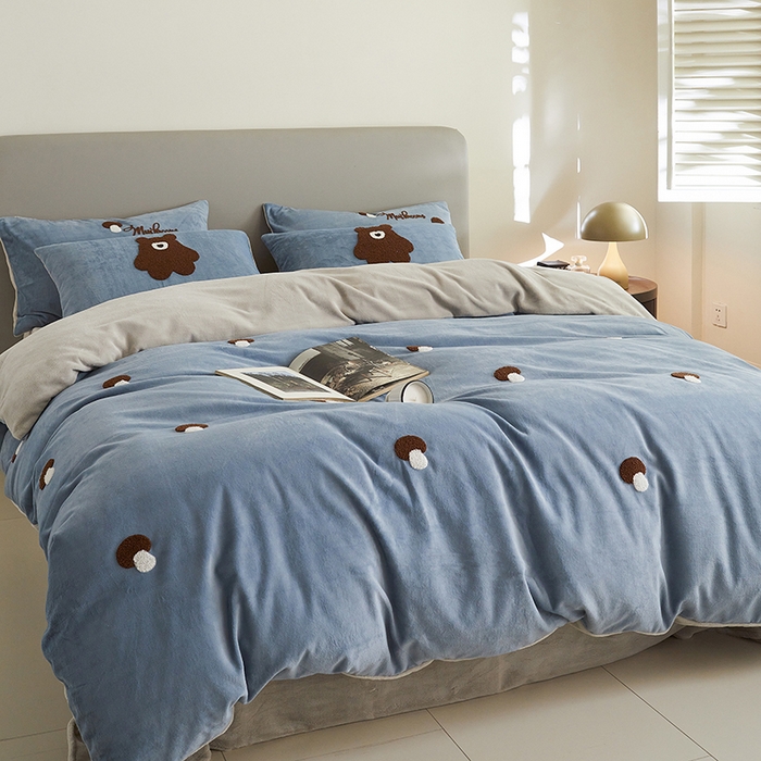 91家纺网 家纺一手货源 找家纺 千朵森 2024新款毛巾绣牛奶绒四件套-慕斯卡 风格二 慕斯卡-槟蓝灰