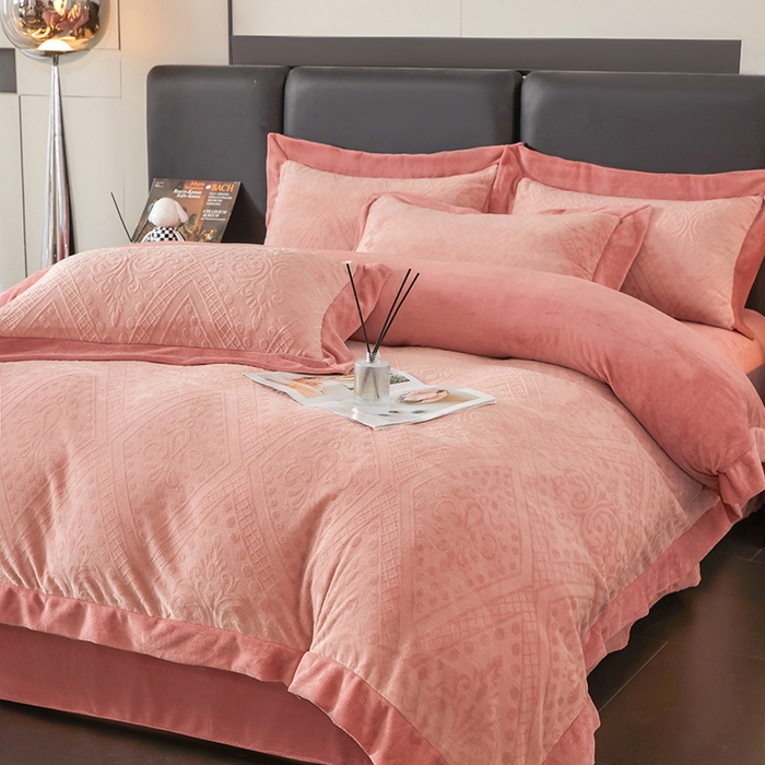 91家纺网 家纺一手货源 找家纺 全季家居 2024新款A类加厚保暖3D雕花拼角牛奶绒四件套 格调-粉