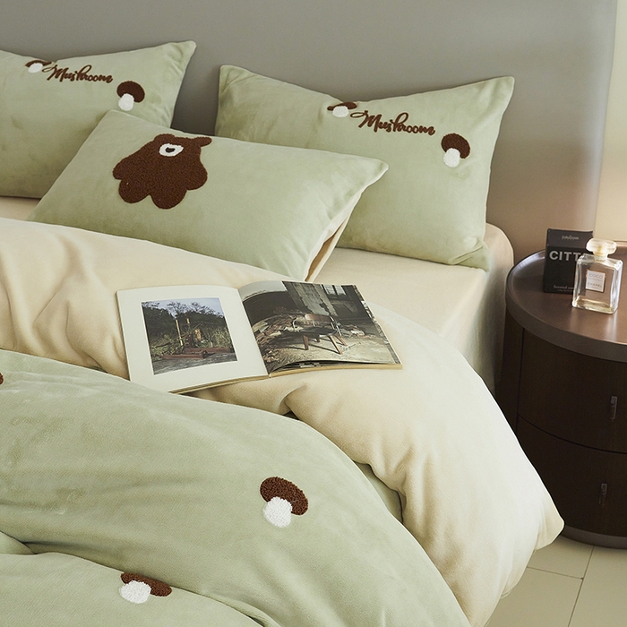 91家纺网 家纺一手货源 找家纺 千朵森 2024新款毛巾绣牛奶绒四件套-慕斯卡 风格二 慕斯卡-绿香槟