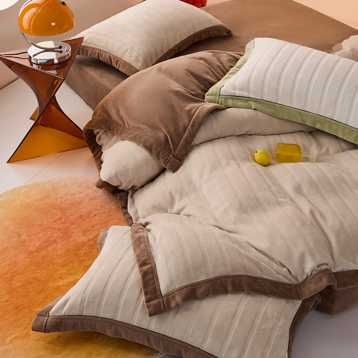 91家纺网 家纺一手货源 找家纺 2024新款牛奶3D绒立体雕花剪花四件套 卡其色+深咖