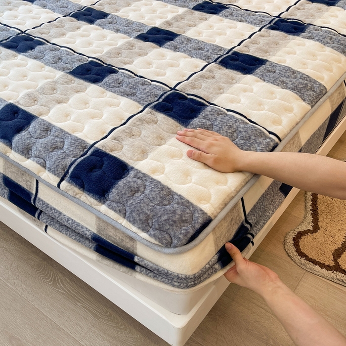 91家纺网 家纺一手货源 找家纺 2024秋冬牛奶绒加厚夹棉床笠三件套印花床垫保护套罩肌理格