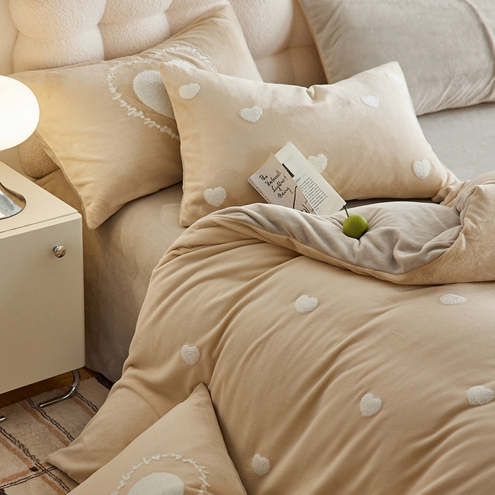 91家纺网 家纺一手货源 找家纺 千朵森 2024新款牛奶绒毛巾绣四件套-艾琳 艾琳-奶杏棕