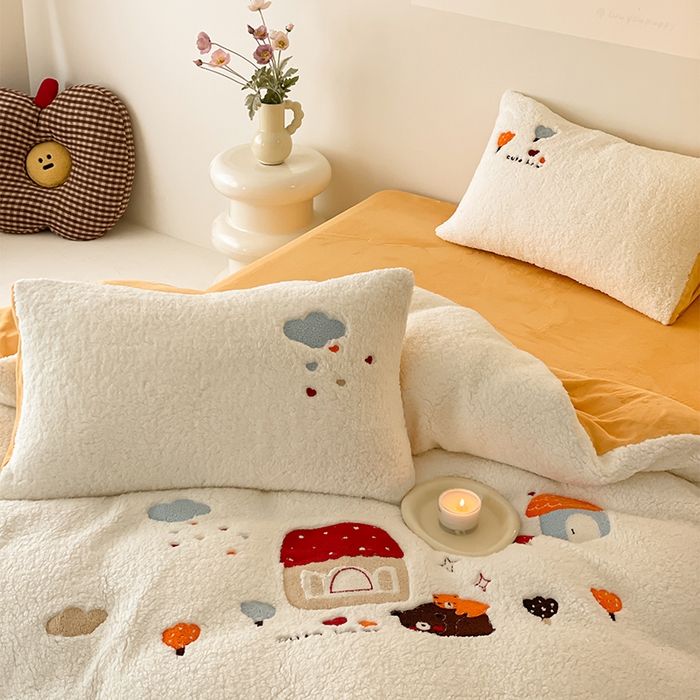 91家纺网 家纺一手货源 找家纺 如一 2024新款羊羔绒牛奶绒毛巾绣四件套 温馨小屋-白