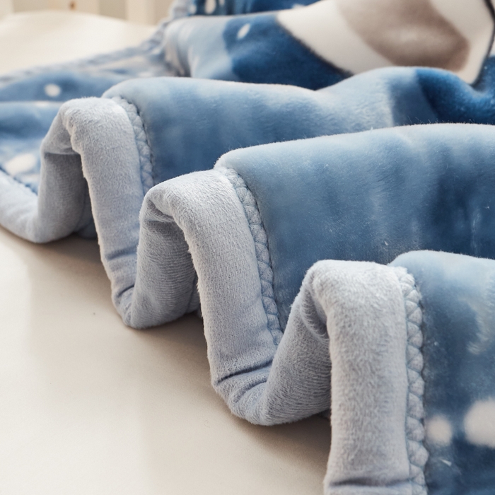 91家纺网 家纺一手货源 找家纺 凯轩毛毛毯毯子网销专供 2024新款舒适亲肤加大加厚儿童云毛毯毯子 围巾熊  浅蓝