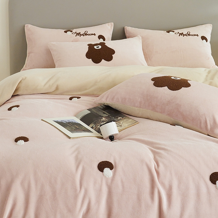 91家纺网 家纺一手货源 找家纺 （总）千朵森 2024新款毛巾绣牛奶绒四件套-慕斯卡 风格二