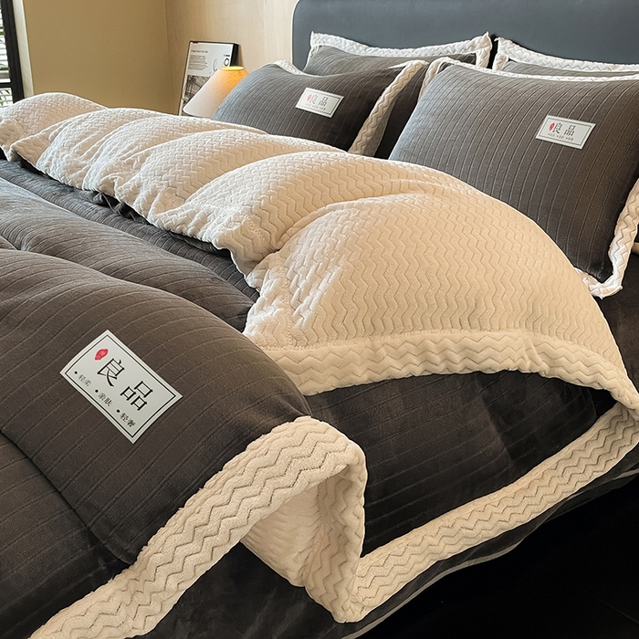 91家纺网 家纺一手货源 找家纺 全季家居 2024新款A类纯色印花波浪大包边牛奶绒贝贝绒加厚保暖四件套 深灰