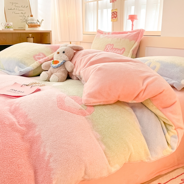 91家纺网 家纺一手货源 找家纺 川悦生活 2024新款雪花绒印花单被套系列-自然光 彩虹爱语粉