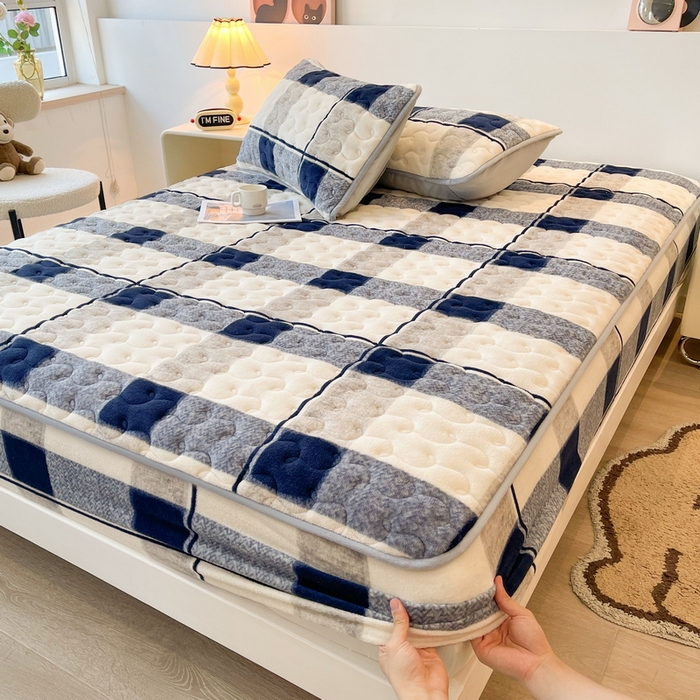 91家纺网 家纺一手货源 找家纺 2024秋冬牛奶绒加厚夹棉床笠三件套印花床垫保护套罩肌理格