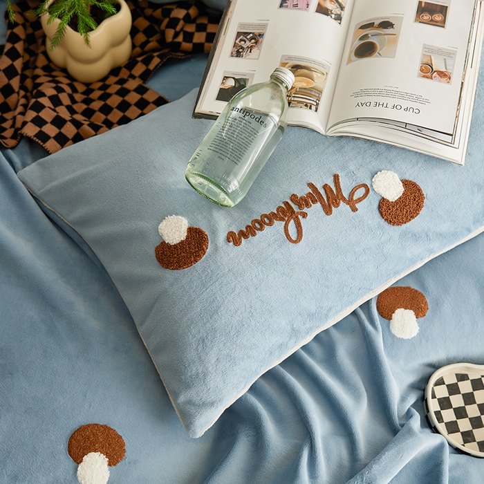 91家纺网 家纺一手货源 找家纺 千朵森 2024新款毛巾绣牛奶绒四件套-慕斯卡 风格一 慕斯卡-槟蓝灰