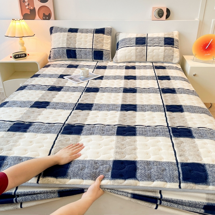 91家纺网 家纺一手货源 找家纺 2024秋冬牛奶绒加厚夹棉床笠三件套印花床垫保护套罩肌理格