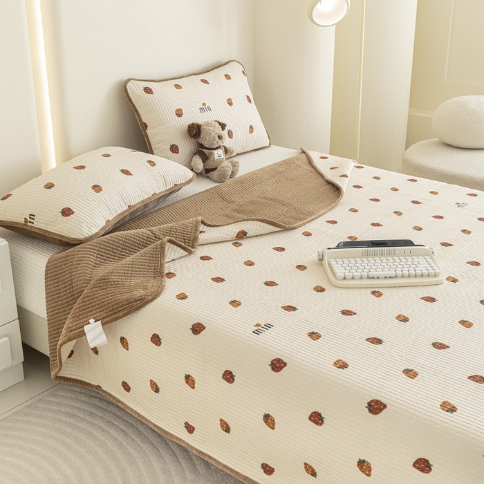 91家纺网 家纺一手货源 找家纺 茉夕 2024跑量款暖绒纯棉印花水洗床盖 暖绒-花季草莓