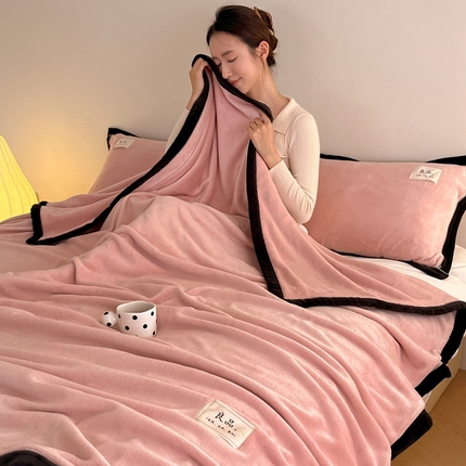 91家纺网 家纺一手货源 找家纺 红嘴企鹅 2025新款牛奶绒良品毛毯三件套 粉色