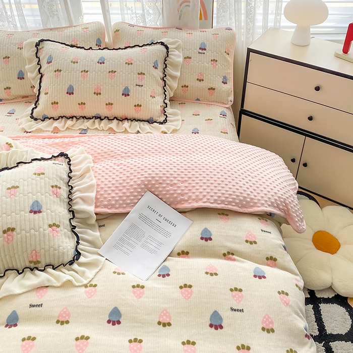 91家纺网 家纺一手货源 找家纺 格真 2024新款加厚保暖豆豆绒牛奶绒单床盖被套三件套四件套 草莓啵啵