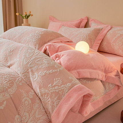 91家纺网 家纺一手货源 找家纺 （总）全季家居 2024新款A类高克重5D立体浮雕宽边牛奶绒加厚保暖被套单件