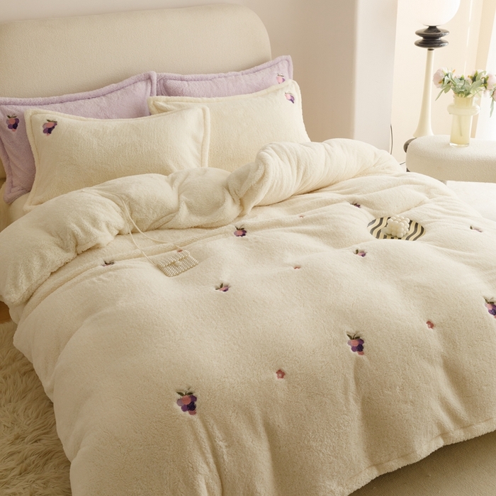 91家纺网 家纺一手货源 找家纺 金奇达家纺 2025秋冬保暖加厚绒类【泰迪绒小刺绣】四件套 泰迪绒-温暖葡萄白