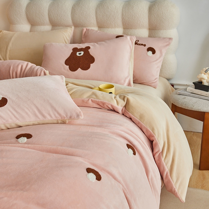 91家纺网 家纺一手货源 找家纺 千朵森 2024新款毛巾绣牛奶绒四件套-慕斯卡 风格一 慕斯卡-玉粉槟