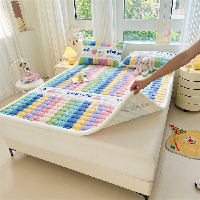 91家纺网 家纺一手货源 找家纺 梵朴 2024新款牛奶绒夹棉床褥床垫-成人款 彩虹条