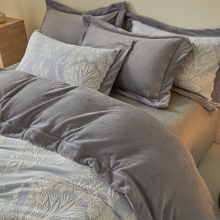 91家纺网 家纺一手货源 找家纺 全季家居 2024新款A类高克重5D立体浮雕宽边牛奶绒加厚保暖被套单件 芳草灰
