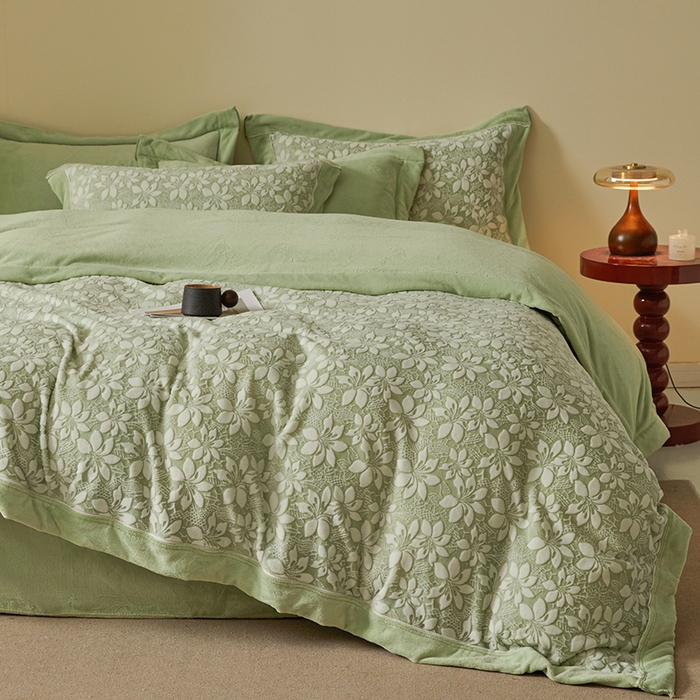 91家纺网 家纺一手货源 找家纺 全季家居 2024新款A类高克重5D立体浮雕宽边牛奶绒加厚保暖被套单件 百合绿