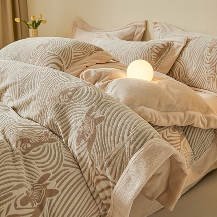 91家纺网 家纺一手货源 找家纺 （总）全季家居 2024新款A类高克重5D立体浮雕宽边牛奶绒加厚保暖被套单件