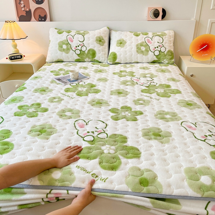 91家纺网 家纺一手货源 找家纺 2024秋冬牛奶绒加厚夹棉床笠三件套印花床垫保护套罩蓓蕾兔-绿