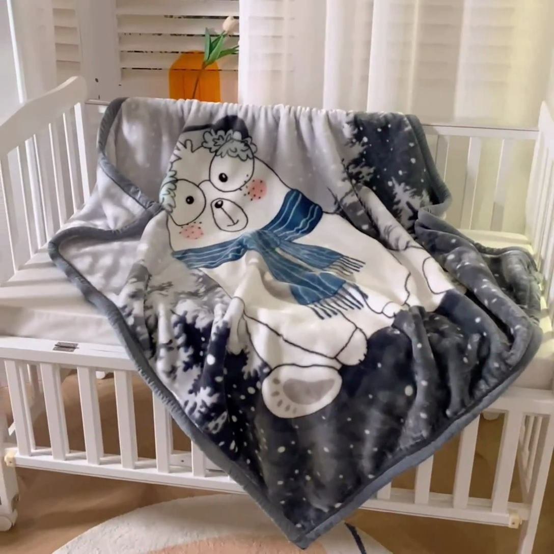 91家纺网 家纺一手货源 找家纺 凯轩毛毛毯毯子网销专供 2024新款舒适亲肤加大加厚儿童云毛毯毯子 围巾熊  浅蓝