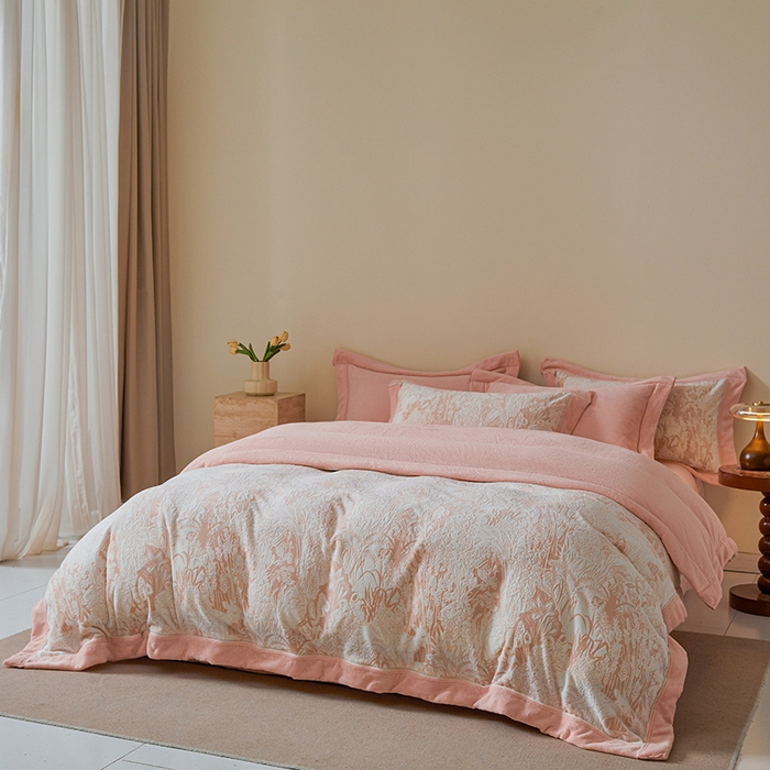 91家纺网 家纺一手货源 找家纺 全季家居 2024新款A类高克重5D立体浮雕宽边牛奶绒加厚保暖被套单件 海棠花开-粉
