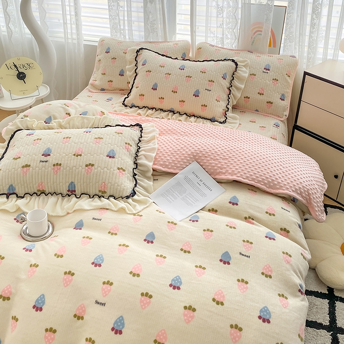 91家纺网 家纺一手货源 找家纺 格真 2024新款加厚保暖豆豆绒牛奶绒单床盖被套三件套四件套 草莓啵啵