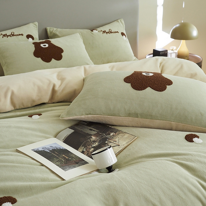 91家纺网 家纺一手货源 找家纺 千朵森 2024新款毛巾绣牛奶绒四件套-慕斯卡 风格二 慕斯卡-绿香槟