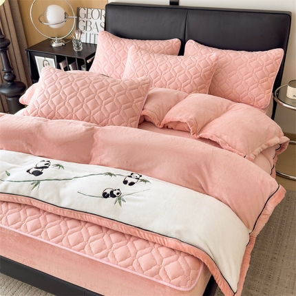 91家纺网 家纺一手货源 找家纺 （总）2024新款A类牛奶绒熊猫刺绣夹棉床笠款四件套