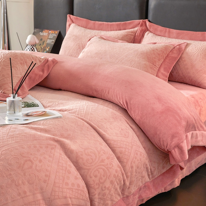 91家纺网 家纺一手货源 找家纺 全季家居 2024新款A类加厚保暖3D雕花拼角牛奶绒四件套 格调-粉