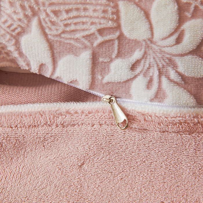 91家纺网 家纺一手货源 找家纺 全季家居 2024新款A类高克重5D立体浮雕宽边牛奶绒加厚保暖被套单件 百合粉