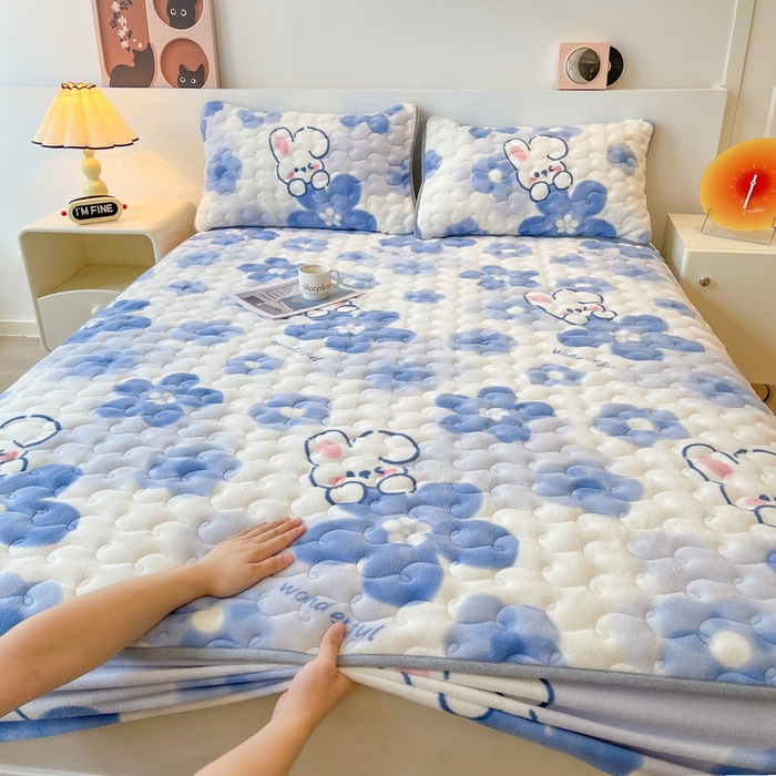 91家纺网 家纺一手货源 找家纺 2024秋冬牛奶绒加厚夹棉床笠三件套印花床垫保护套罩2.蓓蕾兔-兰