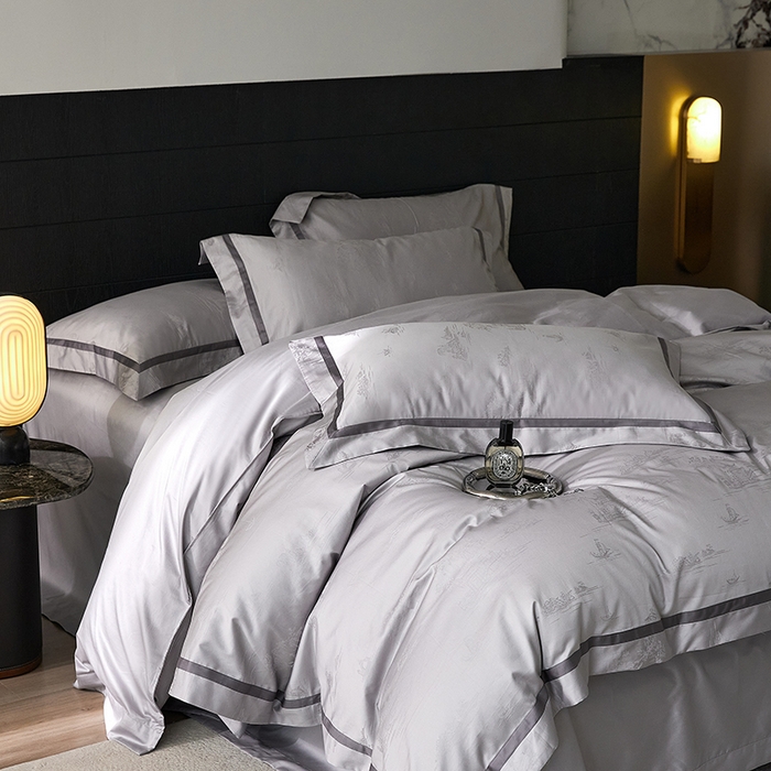 91家纺网 家纺一手货源 找家纺 琉宿家纺 2025新款50s双股长绒棉提花宽边工艺四件套 蒂娜-灰色