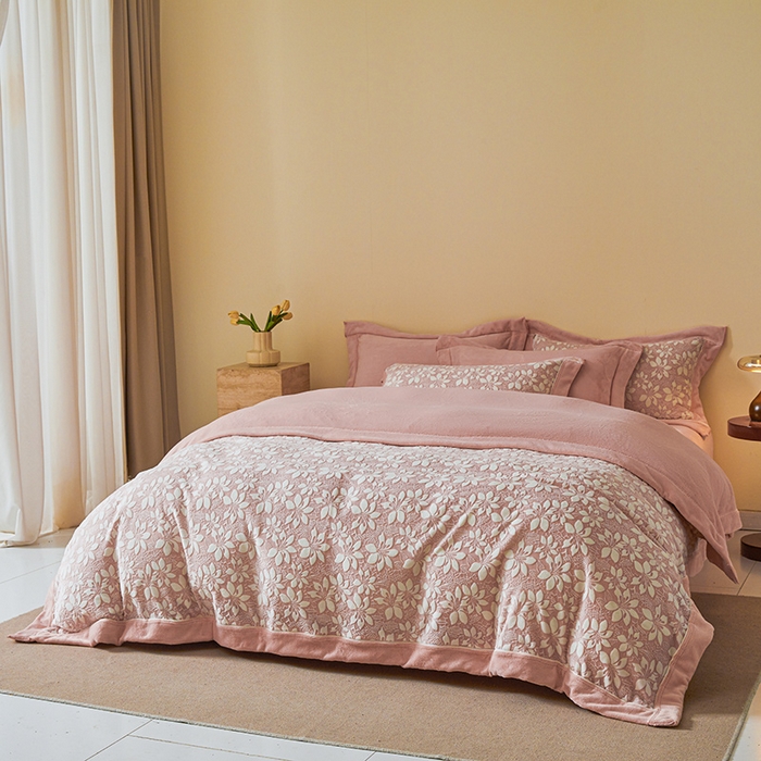 91家纺网 家纺一手货源 找家纺 全季家居 2024新款A类高克重5D立体浮雕宽边牛奶绒加厚保暖被套单件 百合粉