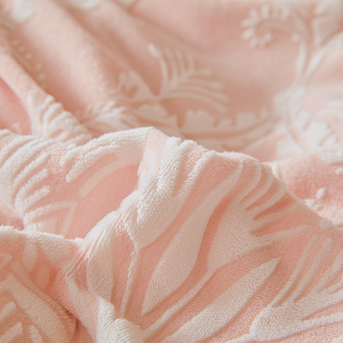 91家纺网 家纺一手货源 找家纺 全季家居 2024新款A类高克重5D立体浮雕宽边牛奶绒加厚保暖被套单件 芳草-粉