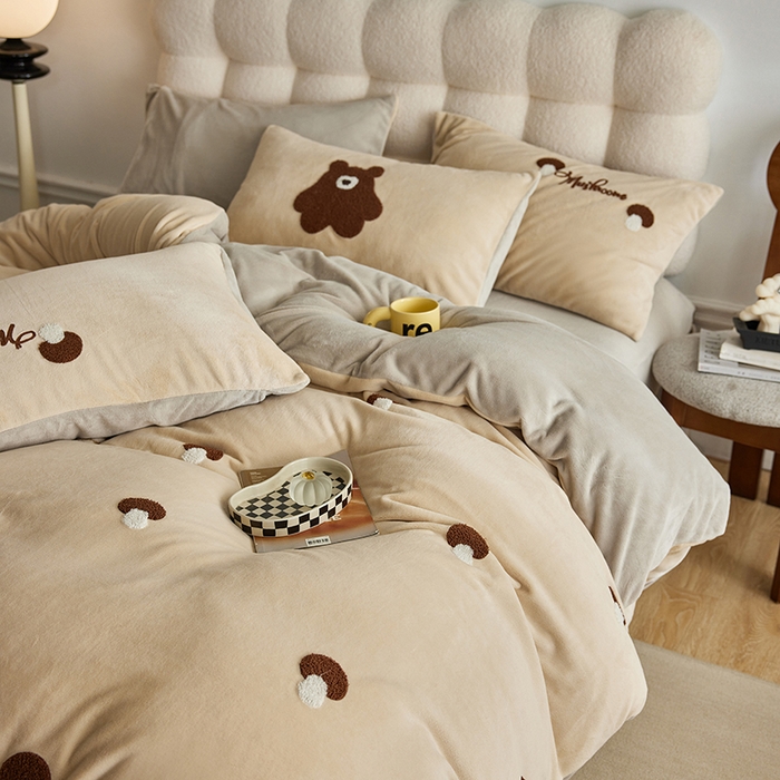 91家纺网 家纺一手货源 找家纺 千朵森 2024新款毛巾绣牛奶绒四件套-慕斯卡 风格一 慕斯卡-香槟灰