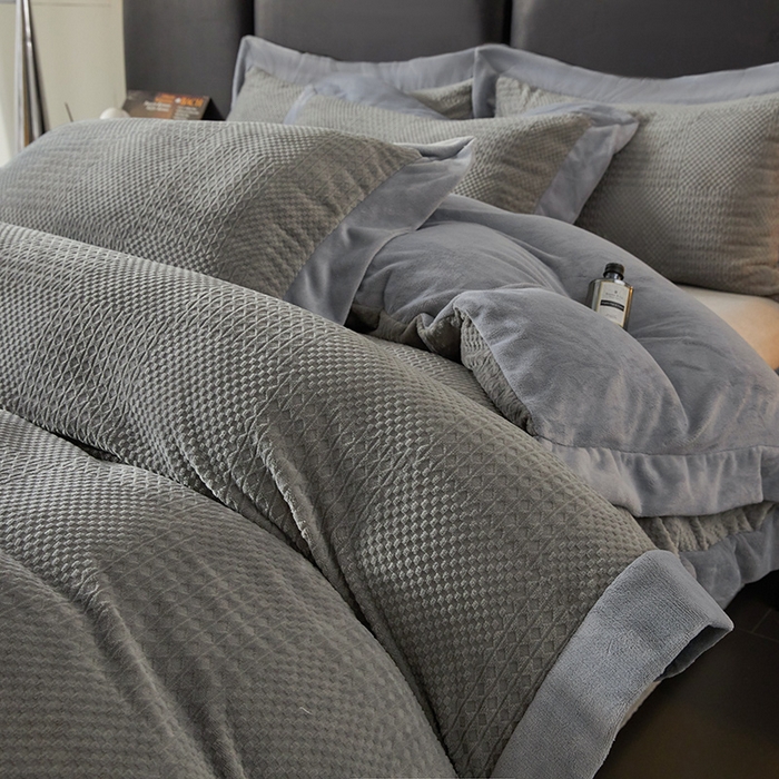 91家纺网 家纺一手货源 找家纺 全季家居 2024新款A类加厚保暖3D雕花拼角牛奶绒四件套 摩卡-灰