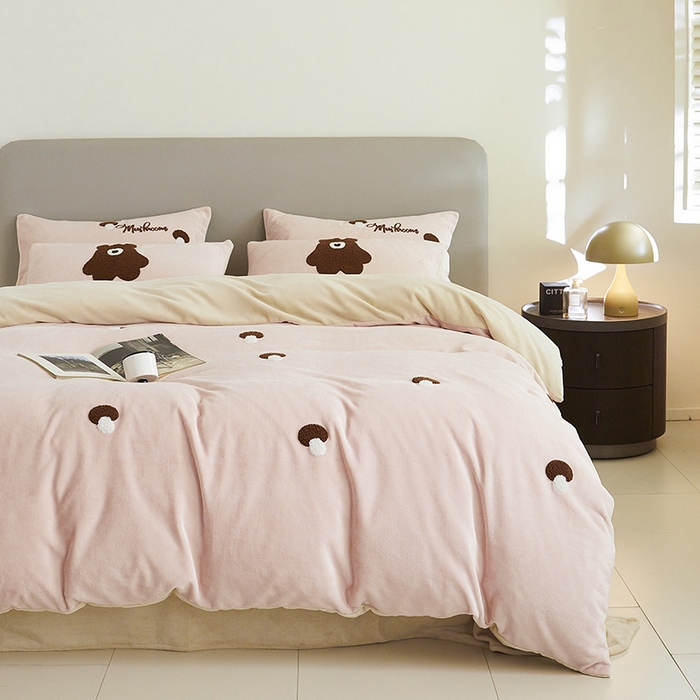 91家纺网 家纺一手货源 找家纺 千朵森 2024新款毛巾绣牛奶绒四件套-慕斯卡 风格二 慕斯卡-玉粉槟