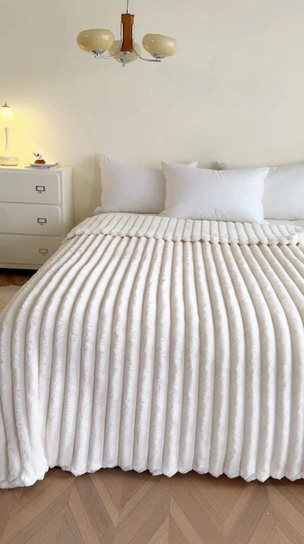 91家纺网 家纺一手货源 找家纺 璐维斯家纺 2025款跨境专供外贸出口电商热销款仿兔毯加厚牛奶绒盖毯 米白