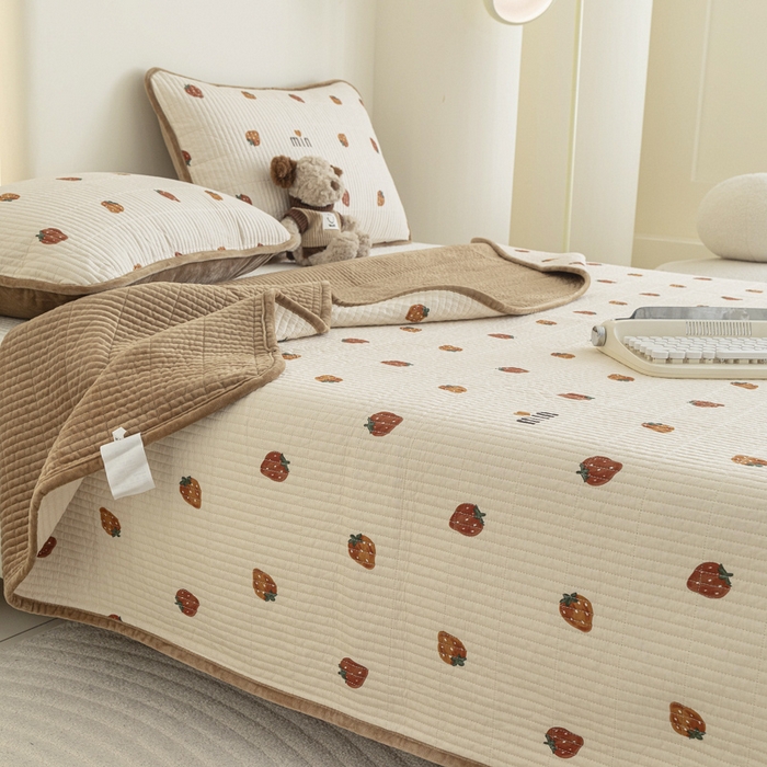 91家纺网 家纺一手货源 找家纺 茉夕 2024跑量款暖绒纯棉印花水洗床盖 暖绒-花季草莓