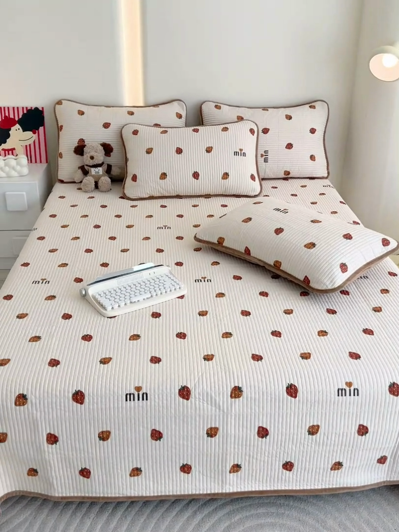 91家纺网 家纺一手货源 找家纺 茉夕 2024跑量款暖绒纯棉印花水洗床盖 暖绒-花季草莓