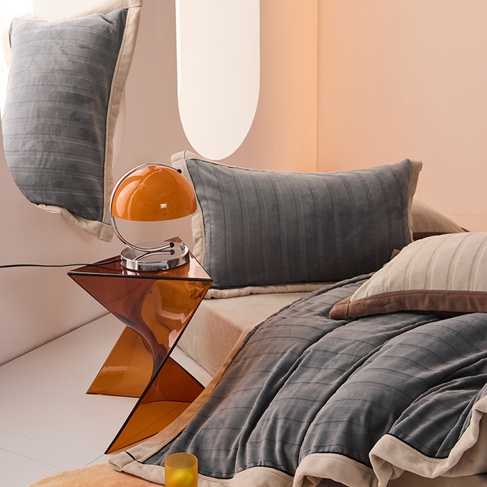 91家纺网 家纺一手货源 找家纺 2024新款牛奶3D绒立体雕花剪花四件套 灰色+卡其色