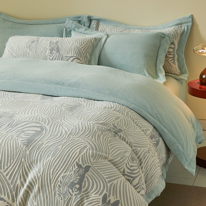 91家纺网 家纺一手货源 找家纺 全季家居 2024新款A类高克重5D立体浮雕宽边牛奶绒加厚保暖被套单件 斑马蓝